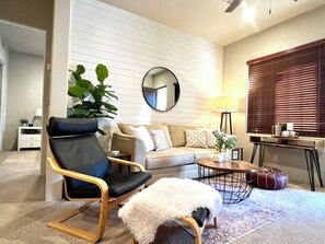 Smart TV, fireplace - Scandinavian Escape - 5 min Walk Old Town La Quinta (La Quinta)