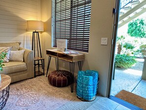 Smart TV, fireplace - Scandinavian Escape - 5 min Walk Old Town La Quinta (La Quinta)