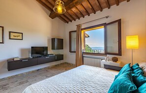 2 bedrooms, travel cot, free WiFi, bed sheets