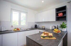 Kühlschrank, Ofen, Geschirrspüler, Wasserkocher mit Kaffee-/Teezubehör