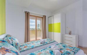 3 habitaciones, tabla de planchar con plancha y cuna de viaje