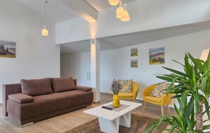 Tv, bordsfotboll, ett bordtennisbord och en stereo