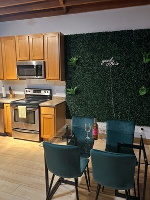 Réfrigérateur, micro-ondes, four, plaque de cuisson