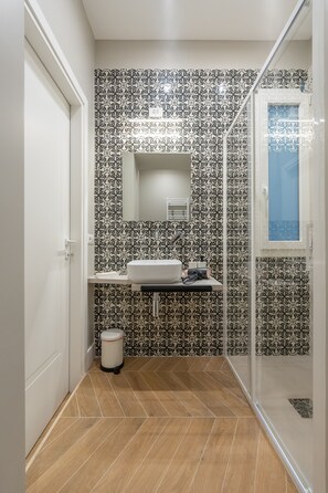 Dutxa, assecador de cabells, bidet i tovalloles