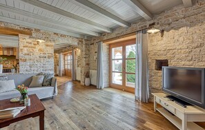 TV, peis, DVD-spiller og stereoanlegg