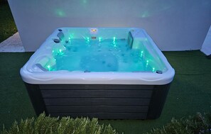 Outdoor spa tub - Amazing home in Barban (Barban)