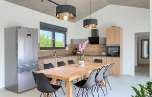 ثلاجة، فرن، موقد طهي مسطح، غسالة أطباق