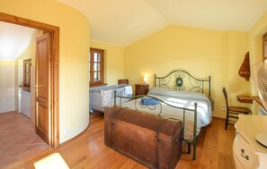 4 bedrooms, travel cot, free WiFi, bed sheets - Pet friendly home in Monte San Savino (Monte San Savino)