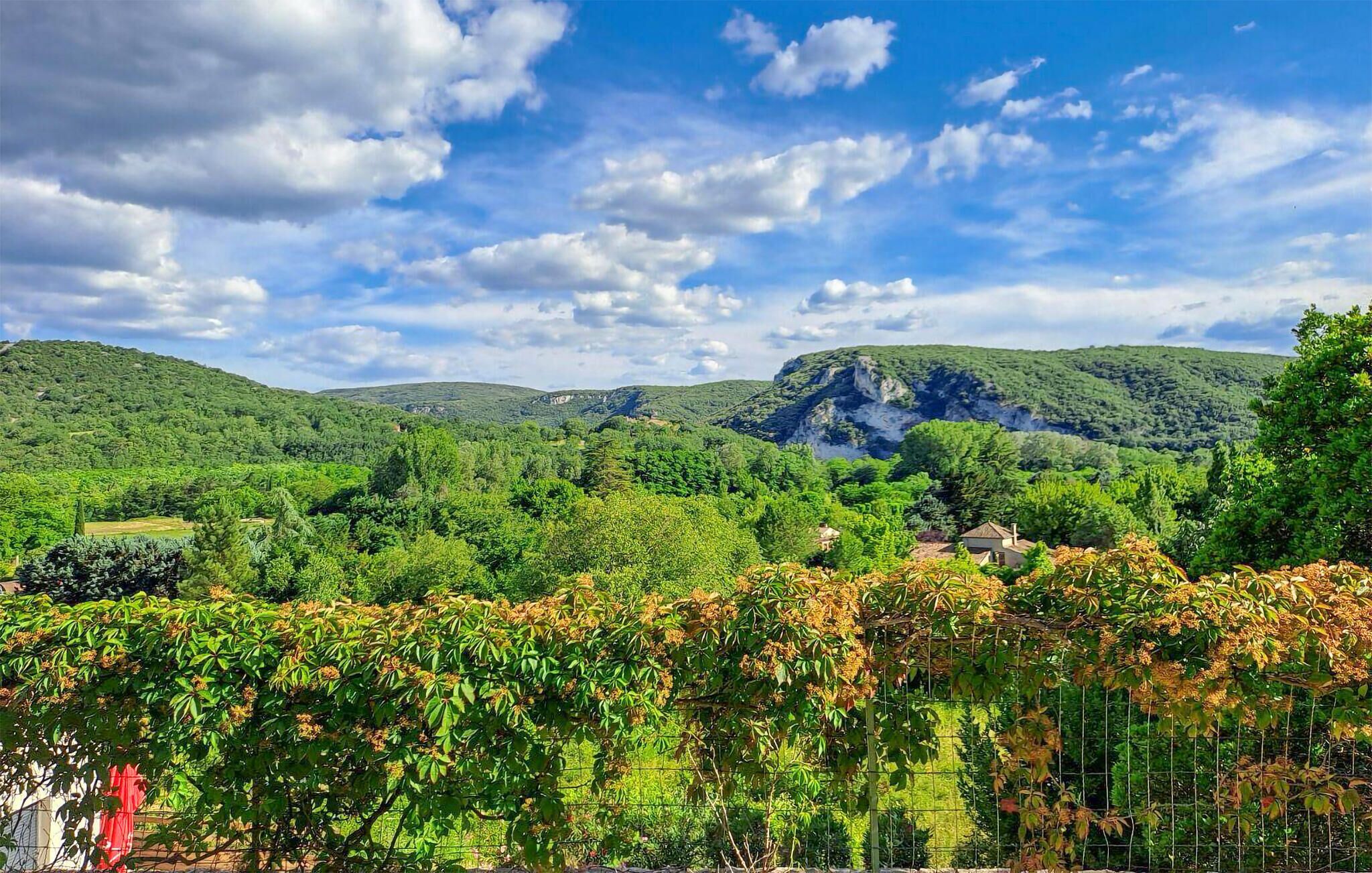 Un paysage montagneux, caractérisé par une végétation luxuriante et un ciel dégagé.