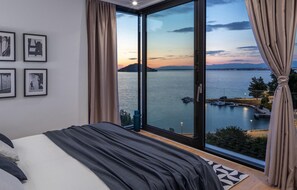 3 habitaciones, tabla de planchar con plancha y cuna de viaje 