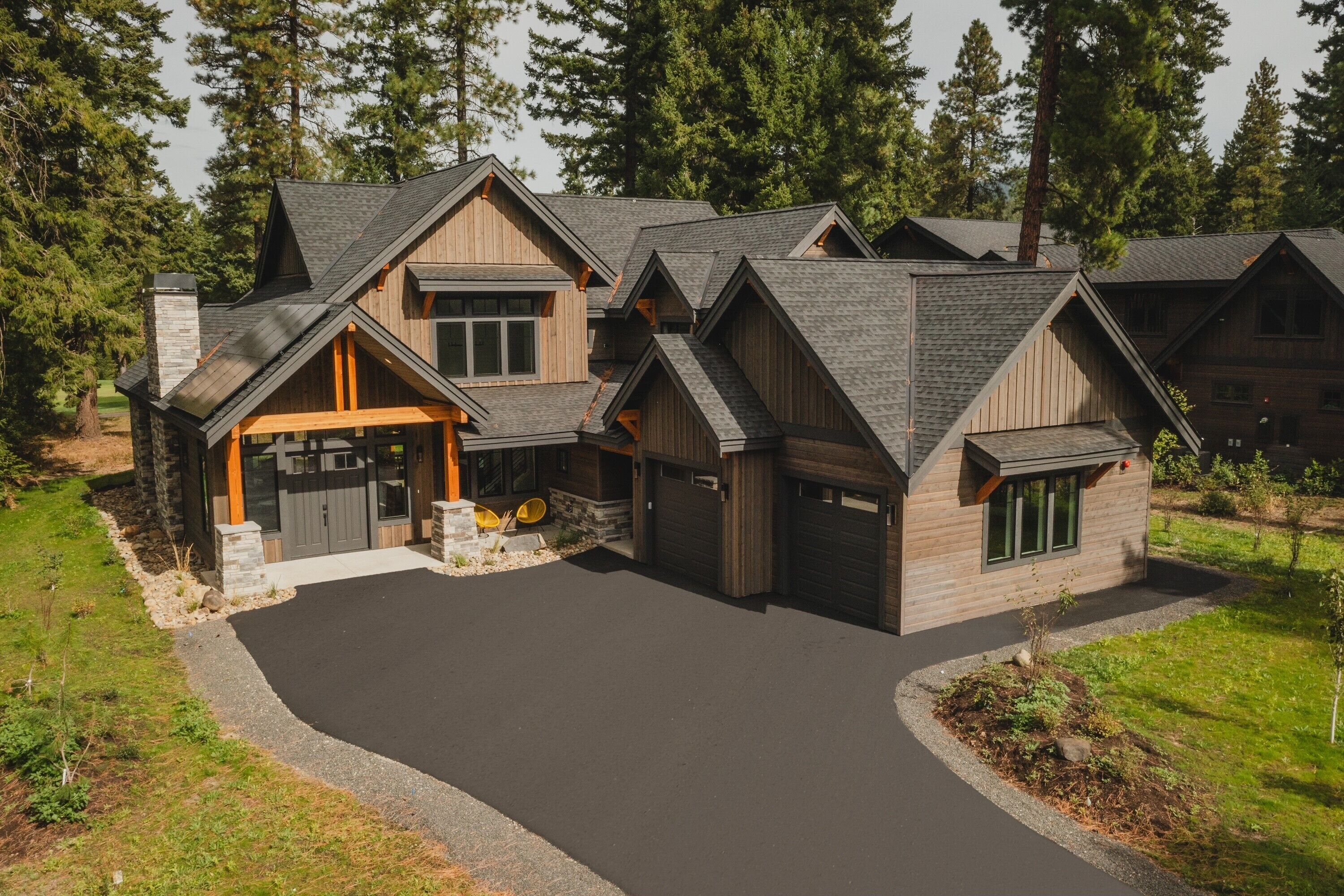 New modern home on Prospector. Heart of Suncadia sleeps 14 with hot tub