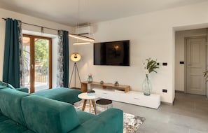 Fernseher, Tischtennisplatte