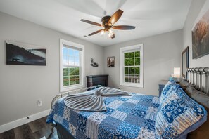 6 bedrooms, desk, free WiFi, bed sheets