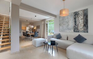 Fernseher, DVD-Player, Tischfußball, Tischtennisplatte