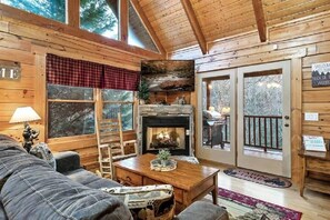 Televisión y chimenea