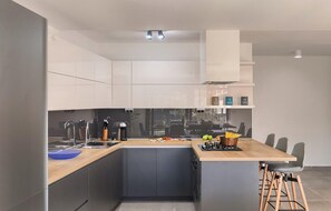 Frigorífico, horno, lavavajillas y cafetera o tetera