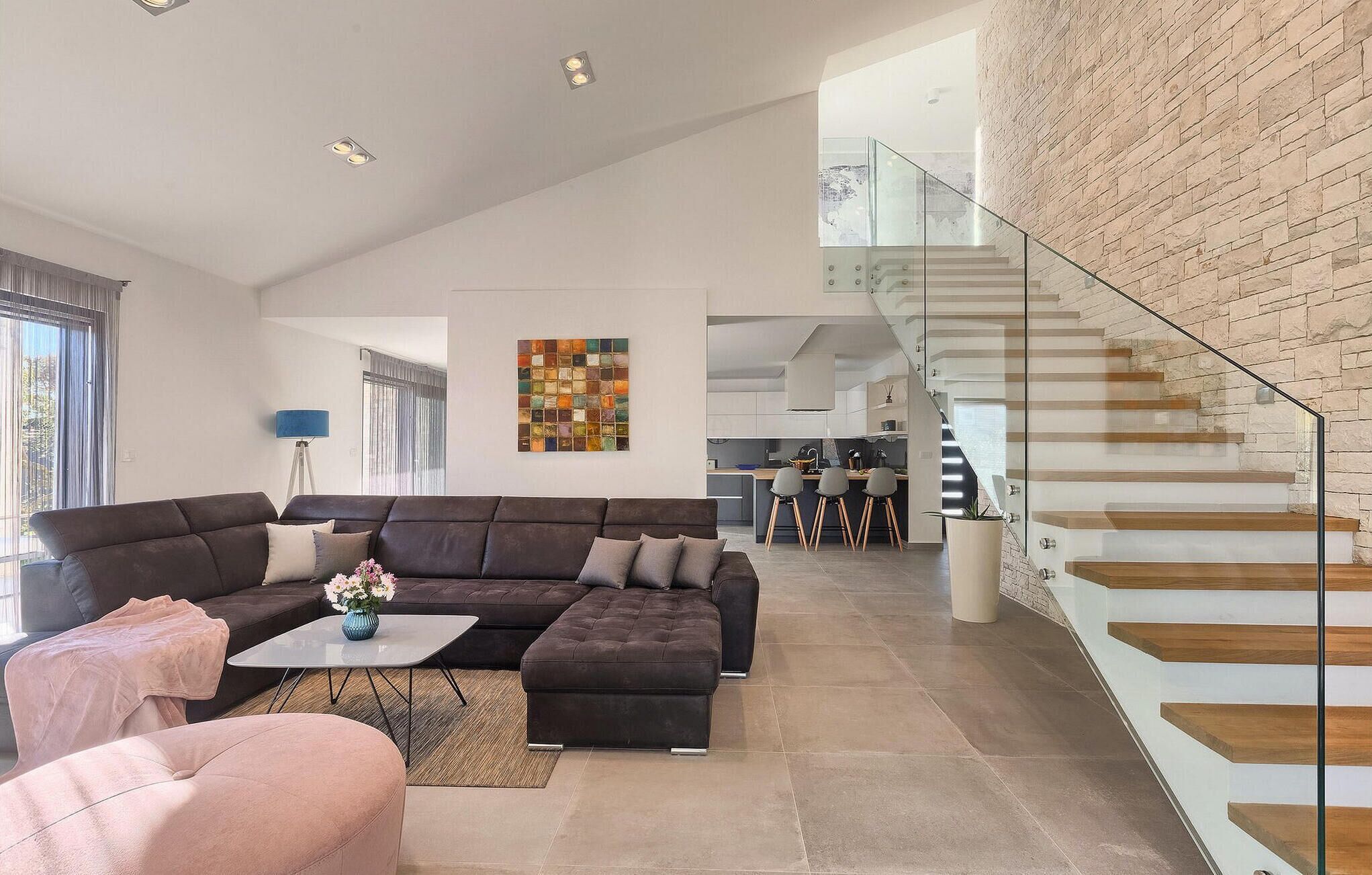 电视、DVD 播放器、桌上足球、立体声音响