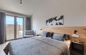 4 slaapkamers, een strijkplank/strijkijzer, reisbedje, gratis wifi