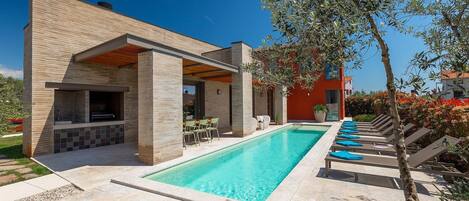 Et oppvarmet basseng