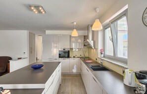 Kjøleskap, ovn, oppvaskmaskin og kaffetrakter/tekoker