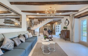 TV, fireplace - Awesome home in Buzet (Buzet)