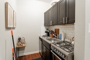 Fridge, stovetop, coffee/tea maker, electric kettle - Chic and Cozy Getaway near Loyola Park (Chicago)