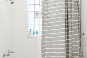 Secador de cabelo, toalhas de banho, sabonete, shampoo