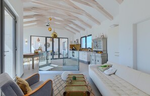 Een televisie en een stereo