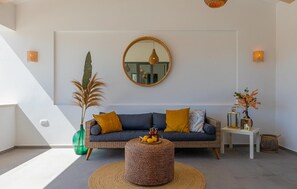 Een televisie en een stereo