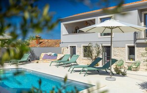 Een verwarmd zwembad