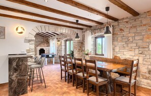 Dining - Awesome home in Tinjan (Tinjan)