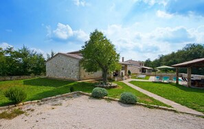 Exterior - Awesome home in Tinjan (Tinjan)