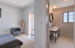 4 chambres, fer et planche à repasser, lit de bébé portatif