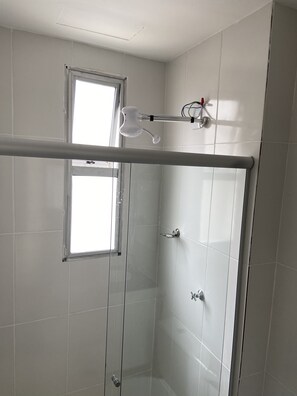 Secador de cabelo, toalhas de banho, papel higiênico 