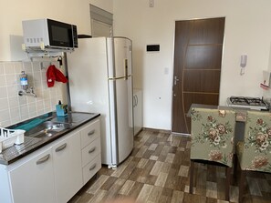 Micro-ondas, cooktop, cafeteira/chaleira, liquidificador