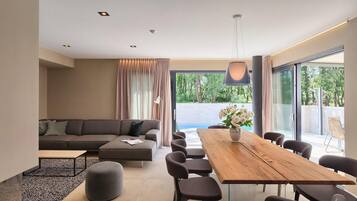 Televisio, takka, pöytäjalkapallopöytä