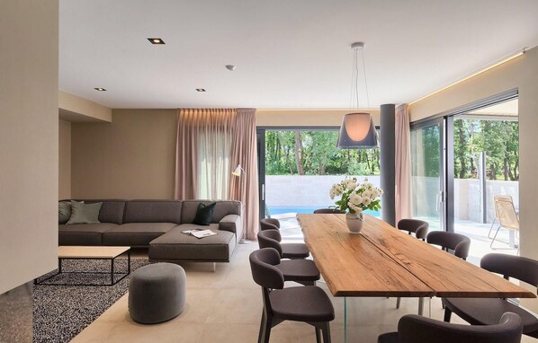 TV, fireplace, foosball - Stunning home in Umag (Umag)