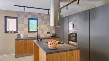 Jääkaappi, uuni, astianpesukone, kahvin-/teenkeitin