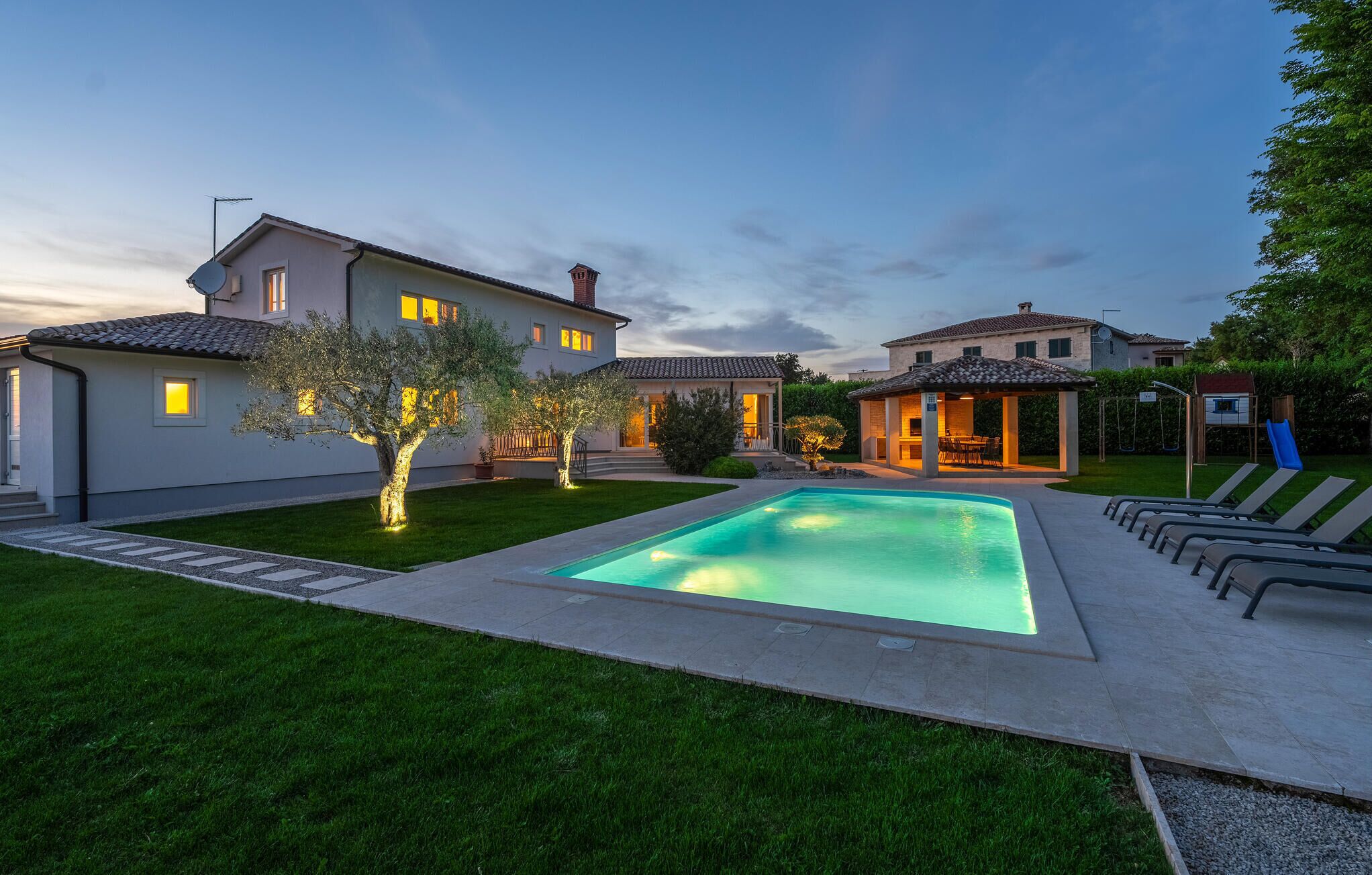 Lämmitetty uima-allas