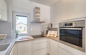 ثلاجة، فرن، غسالة أطباق، ماكينة لصنع القهوة/الشاي