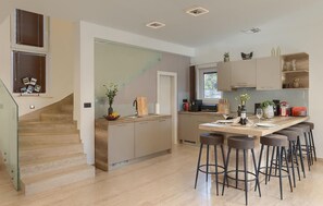 Kjøleskap, ovn, oppvaskmaskin og kaffetrakter/tekoker