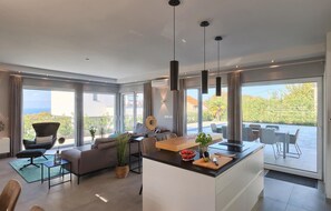 TV, fireplace, stereo