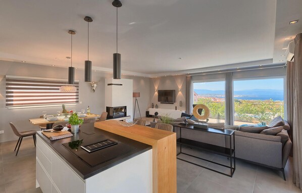 TV, fireplace, stereo