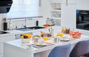 Kjøleskap, ovn, oppvaskmaskin og kaffetrakter/tekoker