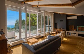 Een open haard en een stereo