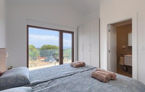 2 bedrooms, iron/ironing board, travel cot, free WiFi