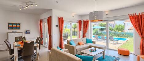 Televisie, een dvd-speler en een stereo