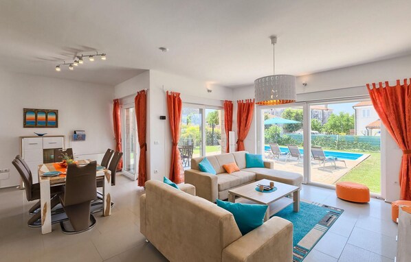 Fernseher, DVD-Player, Stereoanlage