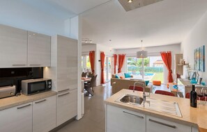 Kühlschrank, Ofen, Geschirrspüler, Wasserkocher mit Kaffee-/Teezubehör