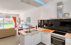 Kühlschrank, Ofen, Geschirrspüler, Wasserkocher mit Kaffee-/Teezubehör